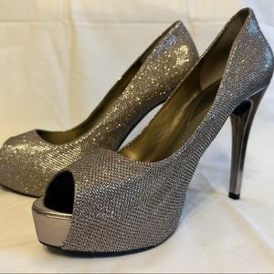 NWT Guess Patches Peeptoe Platform Heels - 10 Gold/Champagne/Light Pewter